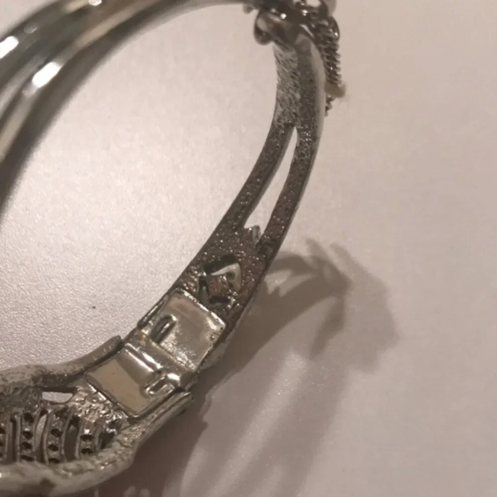 💎✨ Vintage Silver-Tone Rhinestone Hinged Bangle Bracelet w/ Safety Chain - Picture 6 of 8
